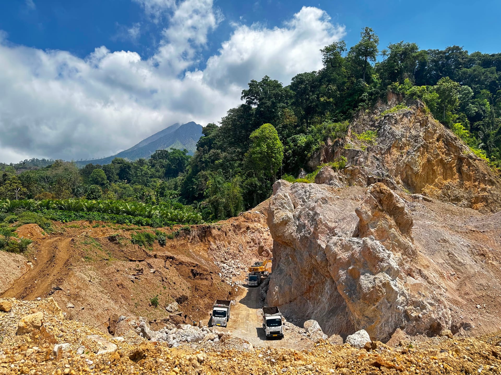 Area kegiatan usaha CV Gradasi Utama Pertiwi dengan latar pegunungan