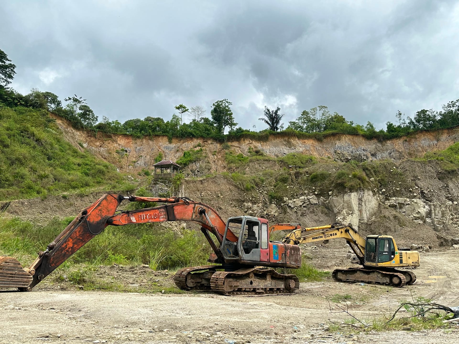 Aktivitas pengangkutan material di lokasi tambang